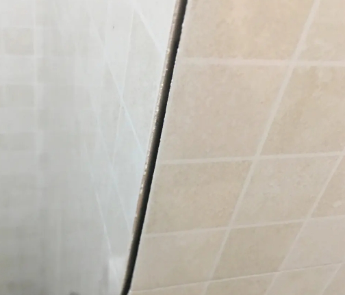 鹤壁市瓷砖空鼓维修公司分享阳台瓷砖脱落的修复过程可以分为以下几个步骤