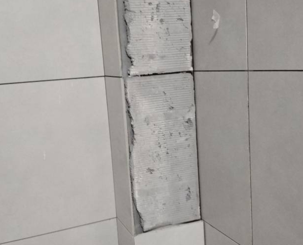 鹤壁市瓷砖空鼓维修公司分享下瓷砖施工前基层浇水润湿程度不足，可能导致以下问题