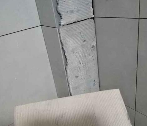 鹤壁市瓷砖空鼓维修公司分享下厨房瓷砖脱落的补救措施。